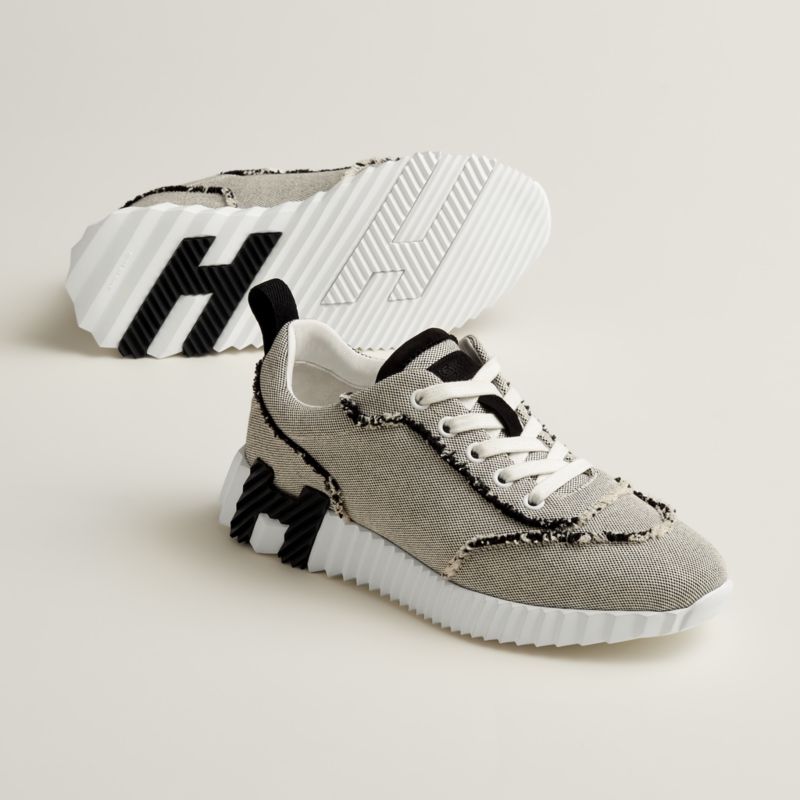 Bouncing Sneaker